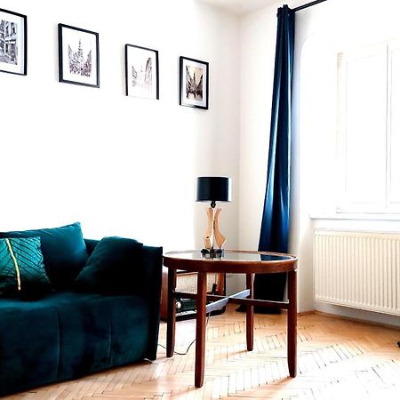 Michael'S Gate Large Apartment In A 15Th-Century Building, Old Town ブラチスラヴァ エクステリア 写真