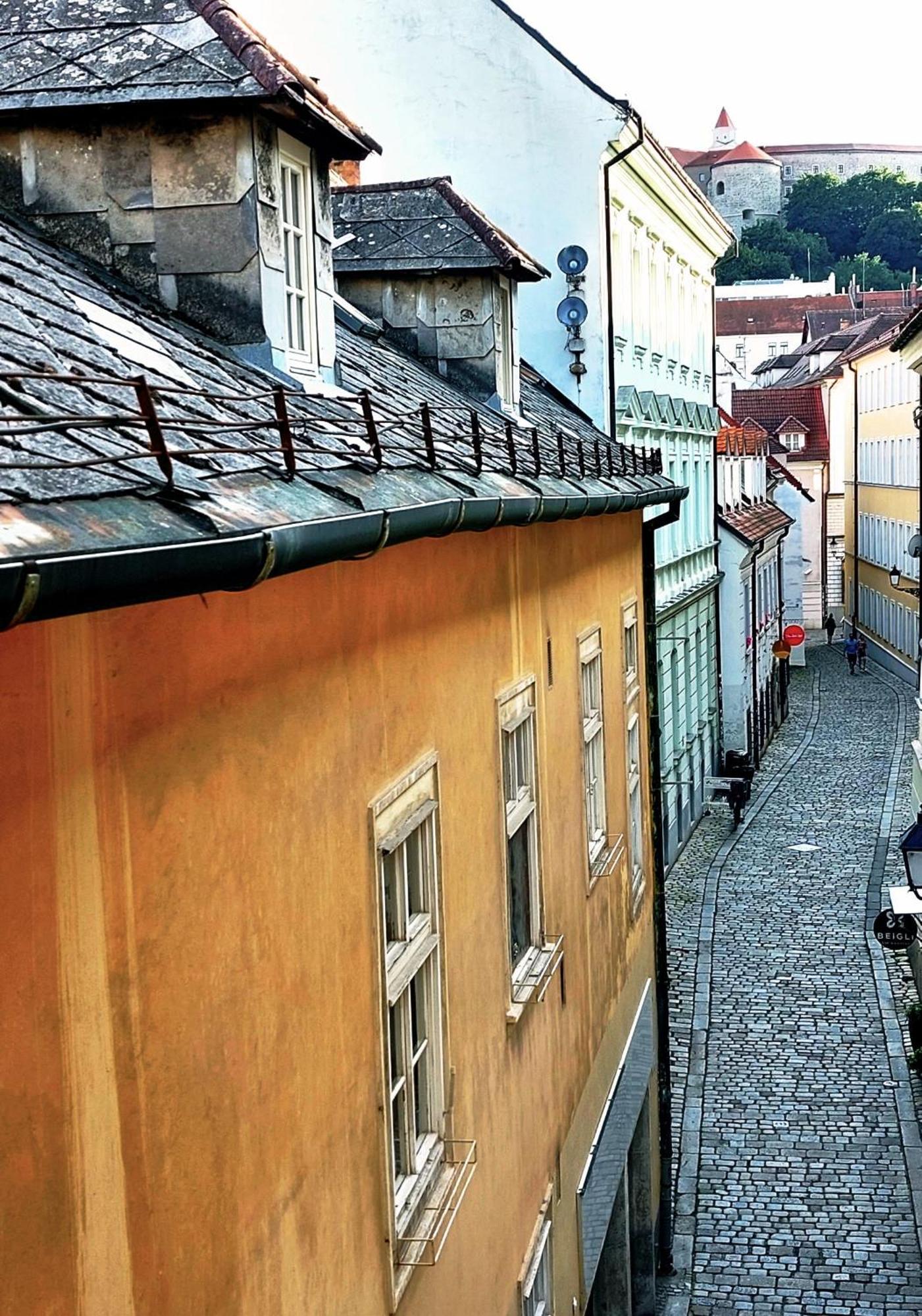 Michael'S Gate Large Apartment In A 15Th-Century Building, Old Town ブラチスラヴァ エクステリア 写真
